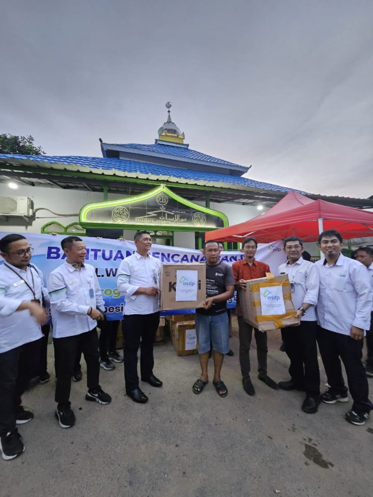 PT ASDP Indonesia Ferry Salurkan Bantuan untuk Korban Banjir di Way Lunik