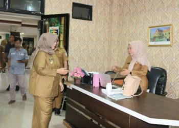 Hari Pertama Bertugas, Wabup Pringsewu Umi Laila Jalin Silaturahmi dengan Pegawai Sekretariat