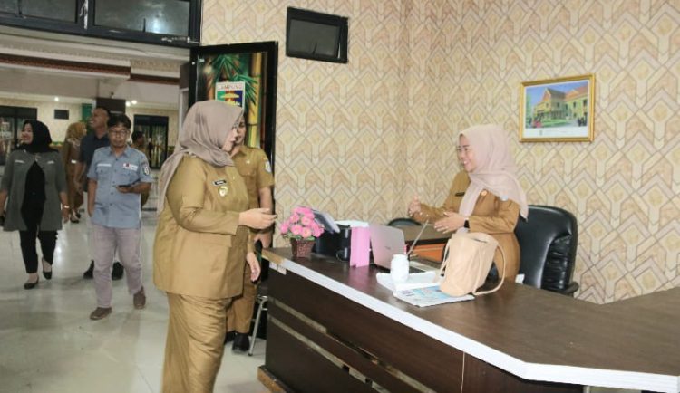 Hari Pertama Bertugas, Wabup Pringsewu Umi Laila Jalin Silaturahmi dengan Pegawai Sekretariat