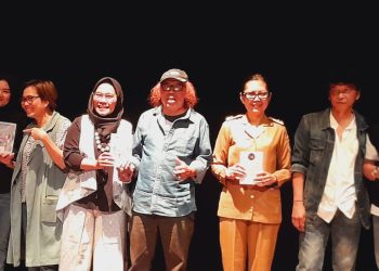 Dua Pisau Analisis dalam Bedah Puisi “Satu Ciuman, Dua Pelukan” Isbedy Stiawan