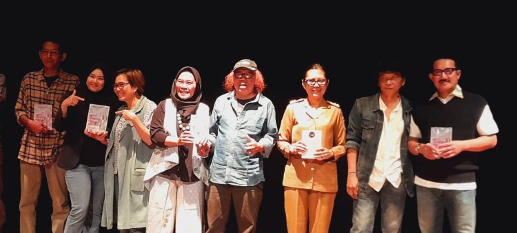 Dua Pisau Analisis dalam Bedah Puisi “Satu Ciuman, Dua Pelukan” Isbedy Stiawan