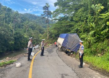 Satlantas Polres Lampung Barat Evakuasi Kendaraan Terperosok, Lalu Lintas Kembali Normal