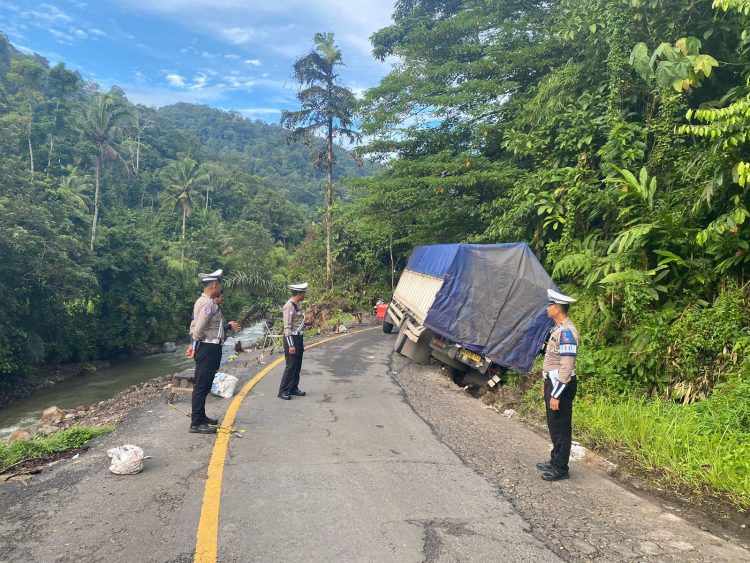 Satlantas Polres Lampung Barat Evakuasi Kendaraan Terperosok, Lalu Lintas Kembali Normal