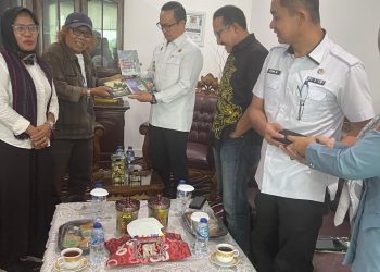 Isbedy Stiawan ZS Serahkan Karya Sastra ke Perpusda Lampung, Dukung Gerakan Literasi Daerah