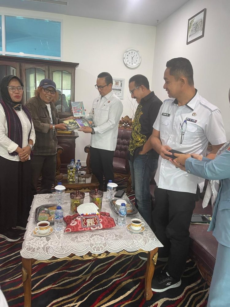 Isbedy Stiawan ZS Serahkan Karya Sastra ke Perpusda Lampung, Dukung Gerakan Literasi Daerah