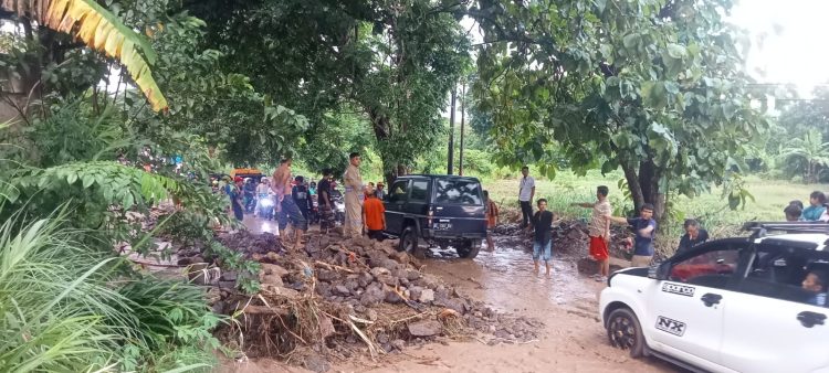 Longsor di Jalan Martadinata-Lempasing, Arus Lalu Lintas Macet Parah