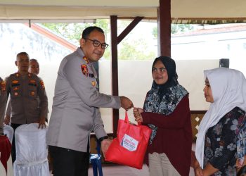 Polres Lampung Barat dan Mahasiswa Gelar Baksos Ramadan, Bantu Warga Kurang Mampu