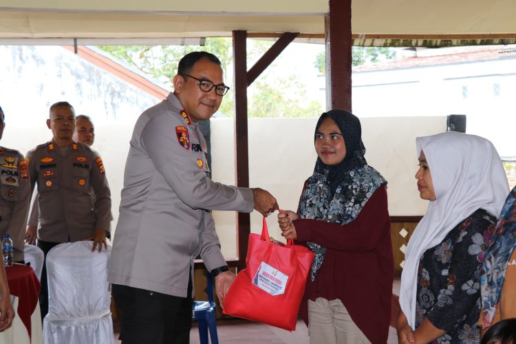 Polres Lampung Barat dan Mahasiswa Gelar Baksos Ramadan, Bantu Warga Kurang Mampu