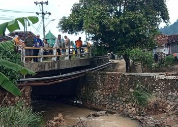 Bupati Pesawaran Tinjau Lokasi Longsor dan Banjir di Teluk Pandan, Warga Harapkan Solusi Jangka Panjang