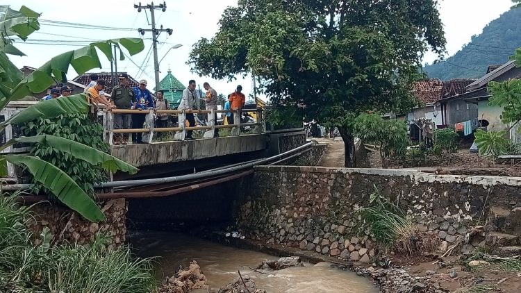 Bupati Pesawaran Tinjau Lokasi Longsor dan Banjir di Teluk Pandan, Warga Harapkan Solusi Jangka Panjang