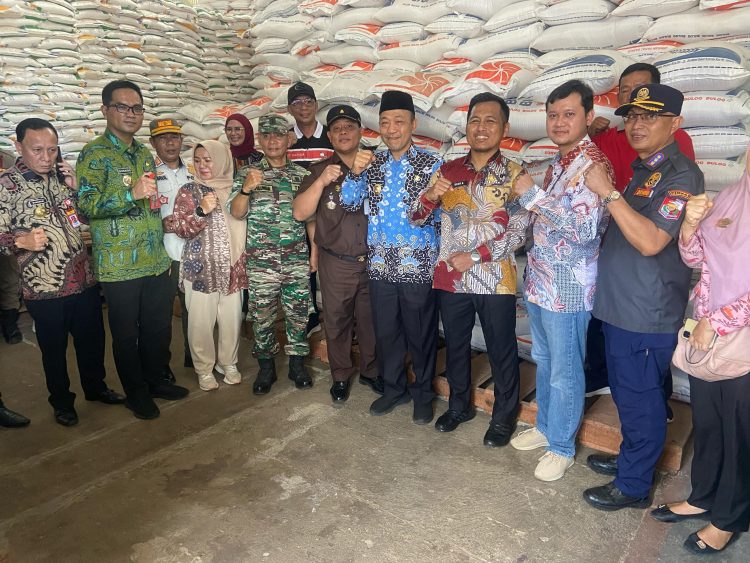 Plh. Bupati Lampung Utara Sidak Pasar dan Bulog, Pastikan Stok Pangan Aman Jelang Ramadhan