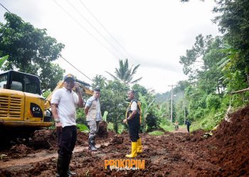 Pemkab Pesawaran Salurkan Bantuan untuk Masyarakat Terdampak Banjir, Bupati Dendi Fokus pada Penanganan dan Normalisasi Sungai