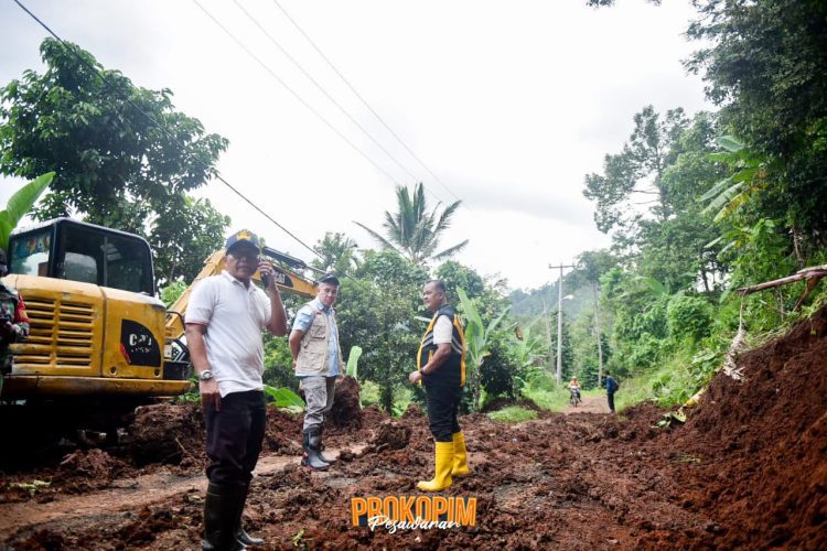 Pemkab Pesawaran Salurkan Bantuan untuk Masyarakat Terdampak Banjir, Bupati Dendi Fokus pada Penanganan dan Normalisasi Sungai