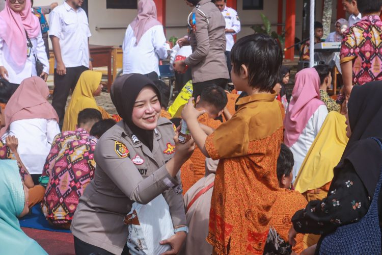 Gizi Tercukupi, Hati Terhibur: Polwan Polres Lampung Selatan Tebar Kebahagiaan di SLB Negeri Sidomulyo