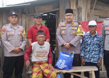 Kapolres Lampung Selatan Kunjungi Kakek Sokim, Lansia Sebatangkara yang Tinggal di Gubuk Reyot
