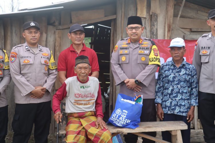 Kapolres Lampung Selatan Kunjungi Kakek Sokim, Lansia Sebatangkara yang Tinggal di Gubuk Reyot