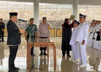 Bupati Dendi Lantik Pj Kepala Desa Khepong Jaya dan Sukaraja, Tekankan Dedikasi dan Pelayanan Publik