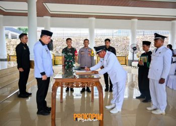 Bupati Dendi Ramadhona Lantik Tiga Penjabat Kepala Desa di Negeri Katon