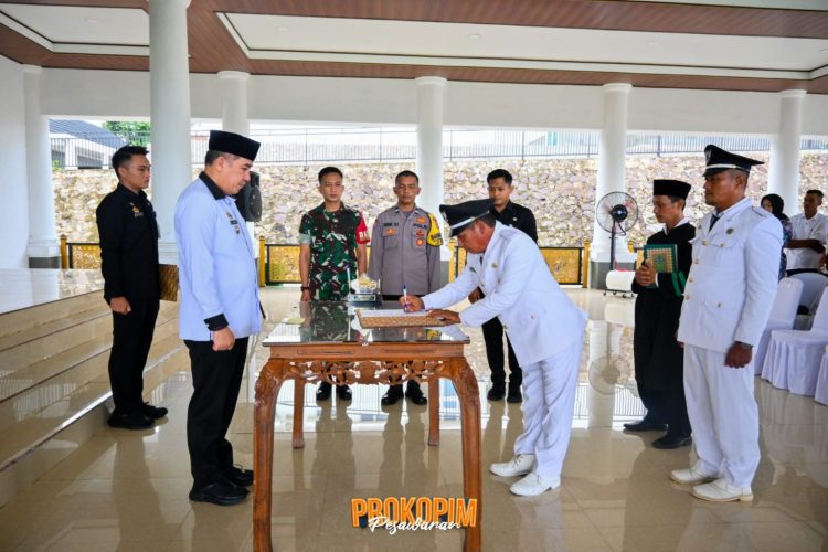 Bupati Dendi Ramadhona Lantik Tiga Penjabat Kepala Desa di Negeri Katon