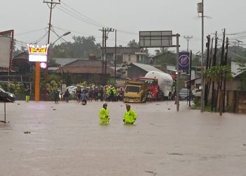 Banjir Pesawaran Lumpuhkan Jalinbar, Kendaraan Terjebak Macet Panjang