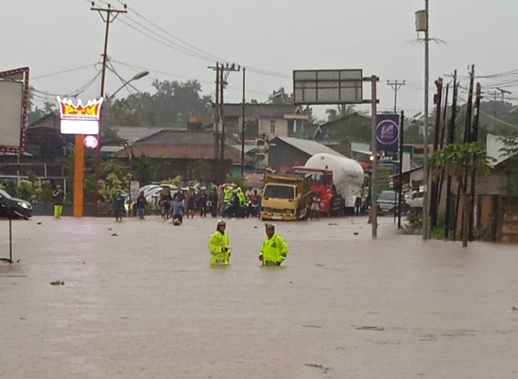 Banjir Pesawaran Lumpuhkan Jalinbar, Kendaraan Terjebak Macet Panjang