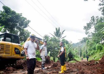 Respon Cepat! Bupati Pesawaran Tinjau Lokasi Banjir dan Longsor
