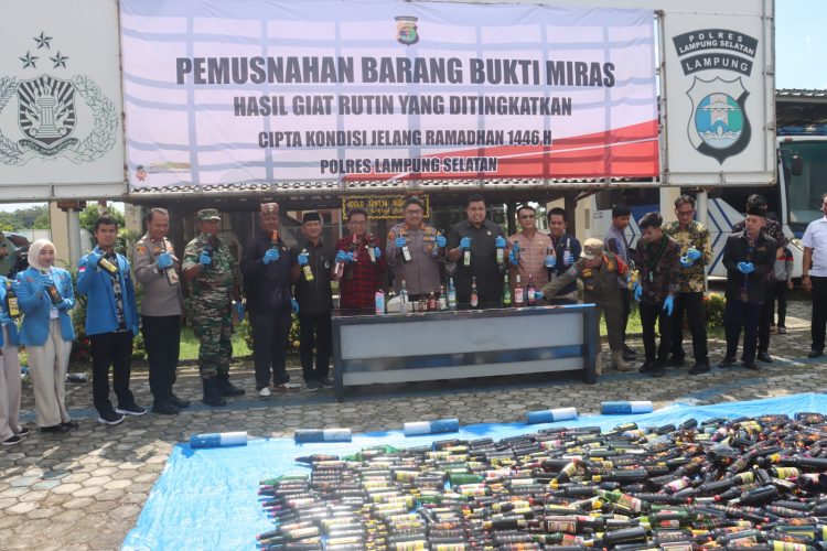 Polres Lampung Selatan Musnahkan Ratusan Botol Miras, Ciptakan Suasana Kondusif Jelang Ramadhan