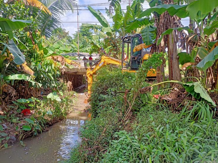 Tim Nanda Indira Peduli Kerahkan Excavator, Bantu Atasi Banjir di Desa Bagelen