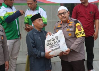 Polres Lampung Selatan dan Bhayangkari Bagikan Takjil Gratis untuk Santri, Wujud Kepedulian di Bulan Ramadan