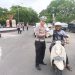 SatlantasBerbagi: Bagi-Bagi Takjil Gratis, Polisi Ajak Pengendara Lebih Tertib di Jalan