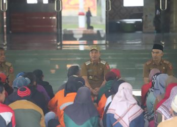 Bupati Parosil Hadiahkan Umrah untuk Petugas Kebersihan, Bentuk Apresiasi atas Pengabdian