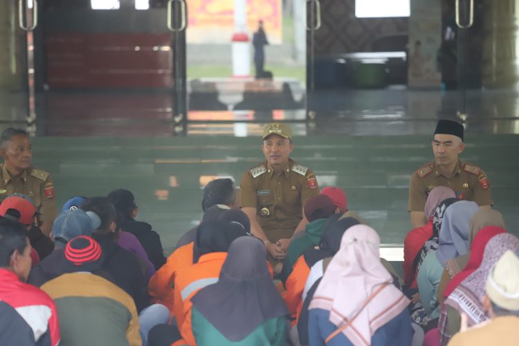 Bupati Parosil Hadiahkan Umrah untuk Petugas Kebersihan, Bentuk Apresiasi atas Pengabdian