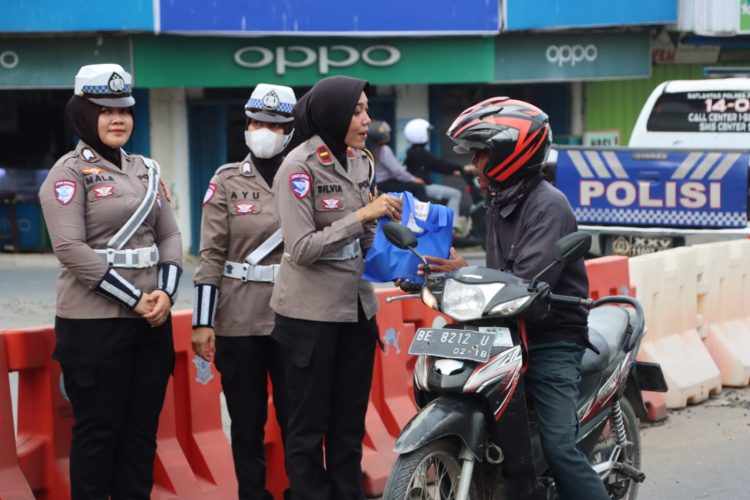 Polres Pringsewu Gandeng Mahasiswa, Bagikan Takjil Gratis untuk Pengguna Jalan