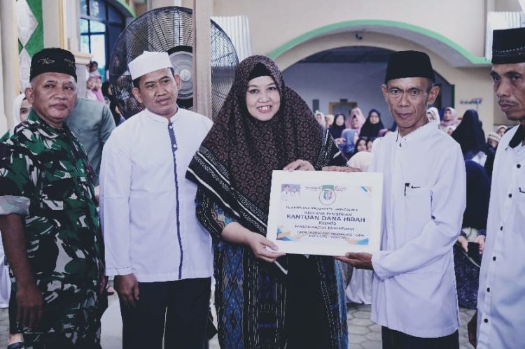 Pemkab Pringsewu Serahkan Bantuan untuk Masjid, Mushola, dan Warga di Pagelaran