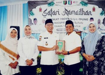 Gubernur Lampung Terima Al-Quran Terjemahan Bahasa Lampung dari Bupati Pringsewu, Simbol Pelestarian Budaya dan Spirit Keagamaan