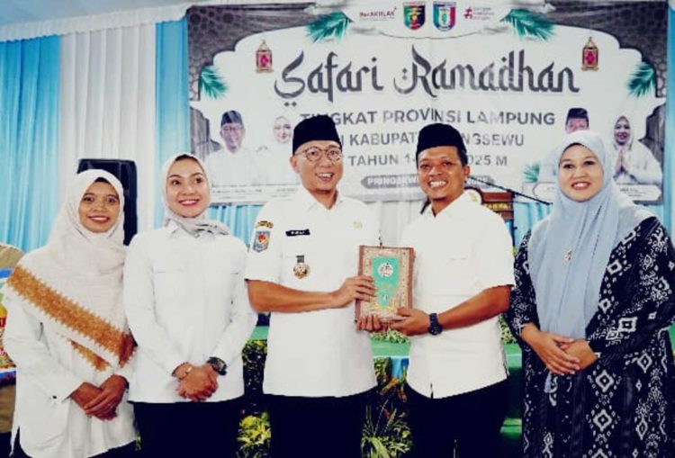 Gubernur Lampung Terima Al-Quran Terjemahan Bahasa Lampung dari Bupati Pringsewu, Simbol Pelestarian Budaya dan Spirit Keagamaan