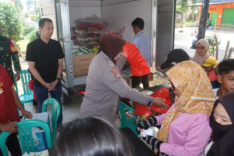 Polres Lampung Selatan Gelar Pasar Murah, Warga Berbondong-Bondong Dapatkan Sembako Murah