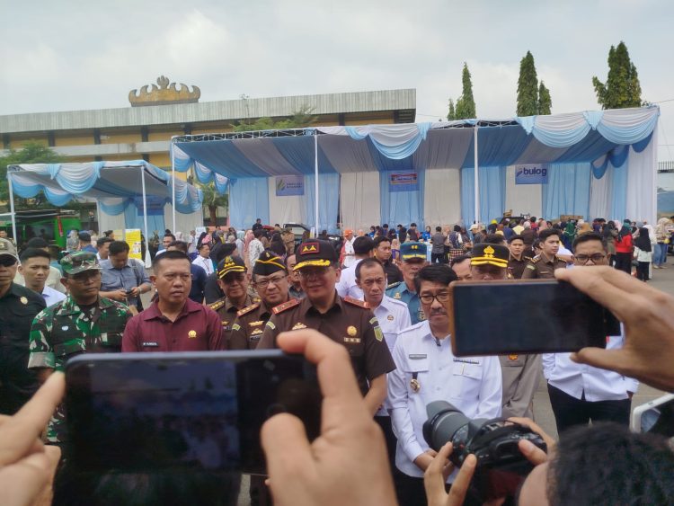 Jelang Idul Fitri, Kejari Lampung Utara Gelar Pasar Murah, Warga Serbu Sembako Murah