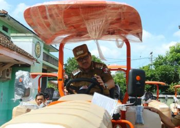 Bupati Lampung Utara Serahkan 15 Traktor untuk Percepat Swasembada Pangan