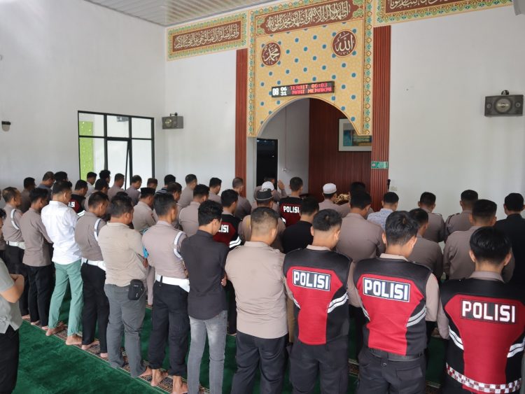 Polres Pringsewu Gelar Sholat Gaib untuk Tiga Anggota Polri yang Gugur dalam Tugas