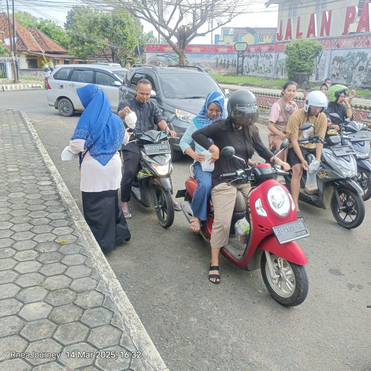 Kejar Pahala Ramadhan, Pemdes Pekurun Bagikan Ratusan Takjil kepada Warga