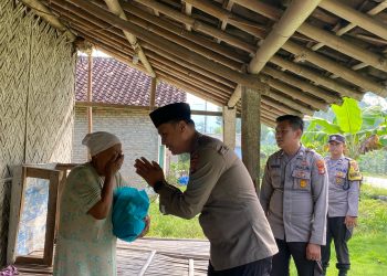 Polsek Penengahan Bagikan Takjil Gratis, Ajak Masyarakat Berbagi di Bulan Ramadan