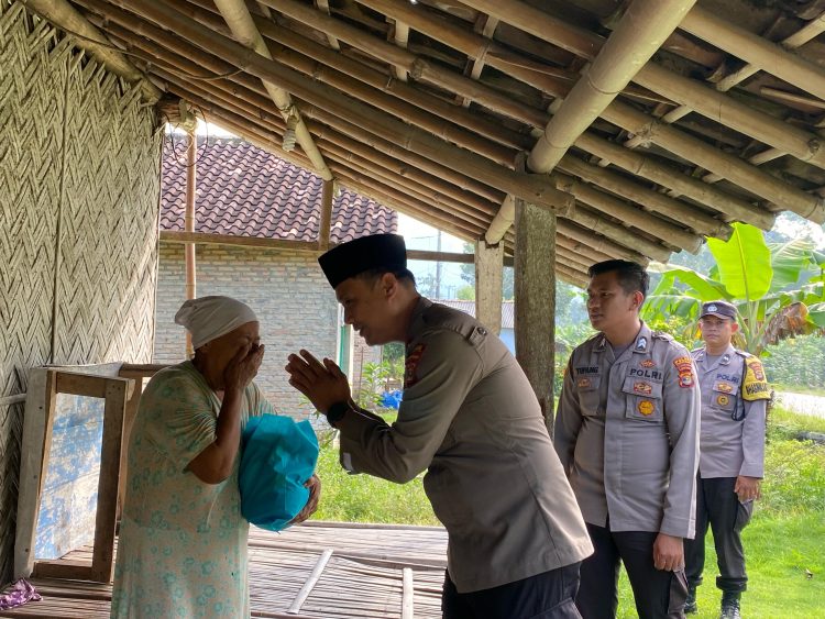 Polsek Penengahan Bagikan Takjil Gratis, Ajak Masyarakat Berbagi di Bulan Ramadan