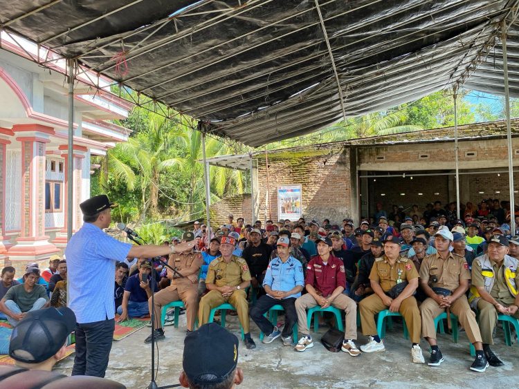 Bupati Parosil Mabsus Pastikan Tidak Ada Pemindahan Warga dari TNBBS