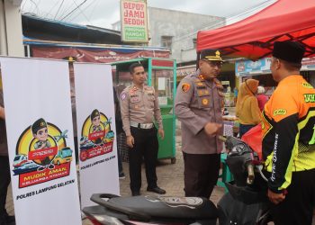 Kapolres Lampung Selatan Bagikan Takjil dan Sosialisasikan Mudik Aman di Pasar Karang Anyar