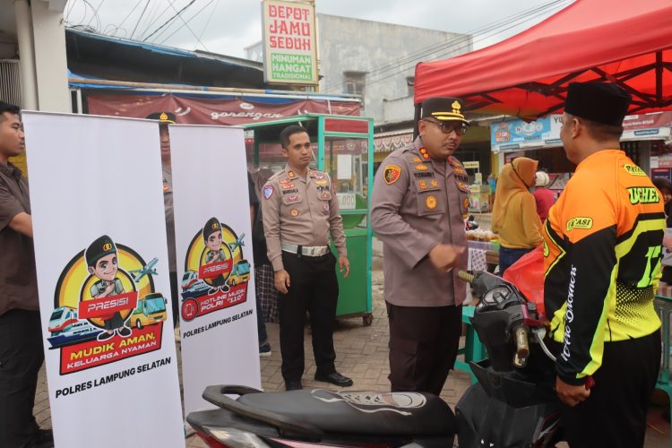 Kapolres Lampung Selatan Bagikan Takjil dan Sosialisasikan Mudik Aman di Pasar Karang Anyar