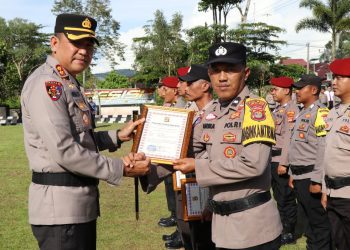 Kapolres Lampung Barat Berikan Penghargaan kepada Personil Berprestasi