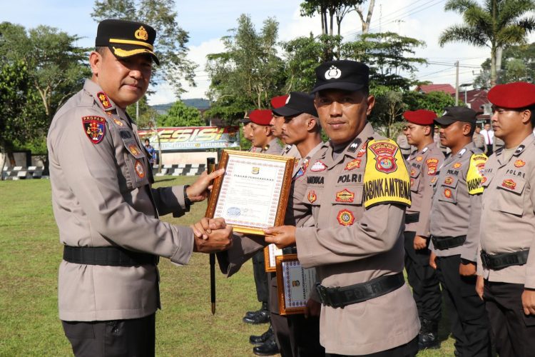 Kapolres Lampung Barat Berikan Penghargaan kepada Personil Berprestasi