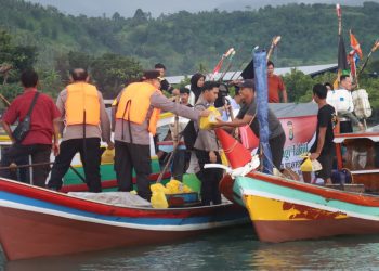 Polres Lampung Selatan Berbagi Takjil di Tengah Laut, Sosialisasikan Mudik Aman