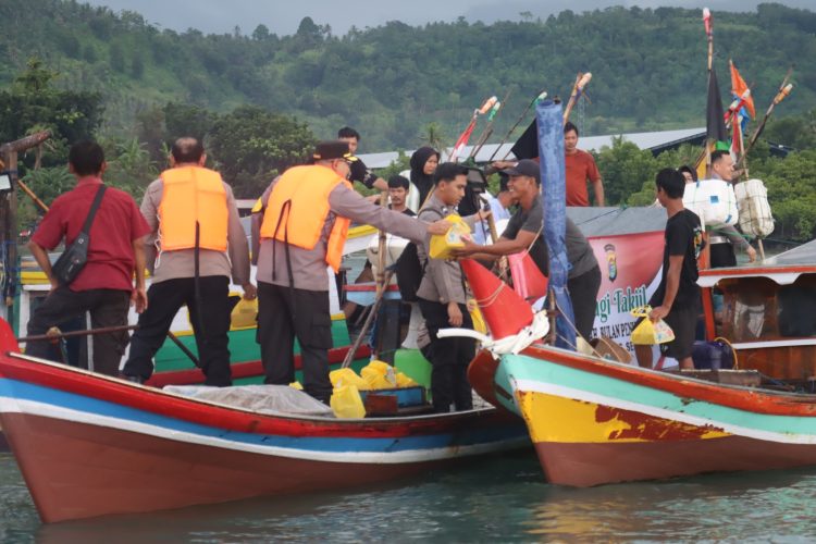 Polres Lampung Selatan Berbagi Takjil di Tengah Laut, Sosialisasikan Mudik Aman